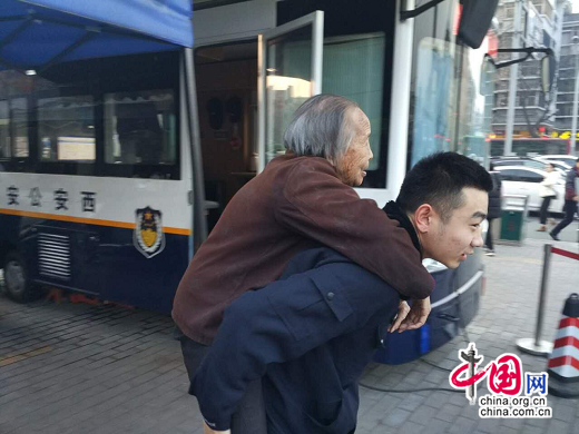 陜西:88歲老太出門(mén)遛彎卻迷路 民警熱心助其回家