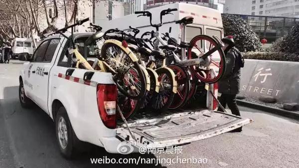 共享單車剛?cè)肽暇┌雮月就遇尷尬:僅一處就有600輛因違停被拖走
