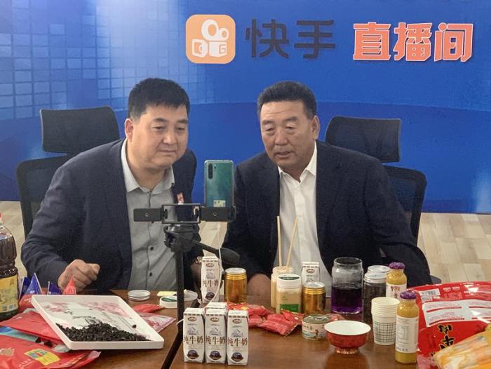 青海各市州領(lǐng)導組成考察團來到快手直播間進行觀摩。 點擊進入下一頁